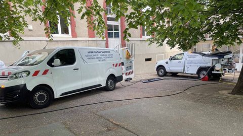 Intervention de débouchage de canalisation dans une école %AROUND_CITY%